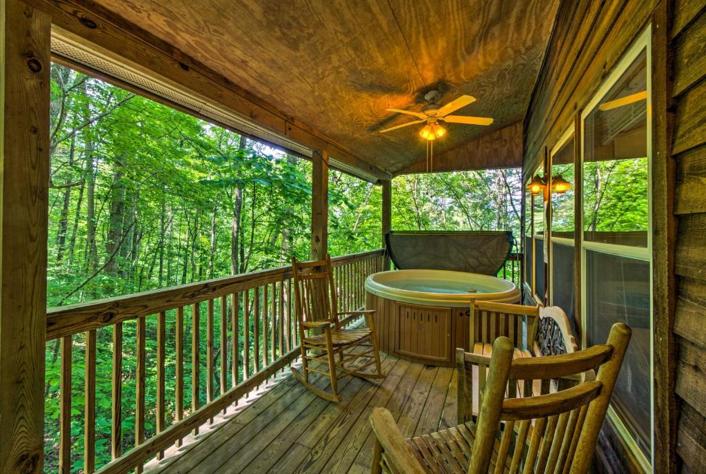 Secluded Nantahala Gone Hunting Cabin with Hot Tub